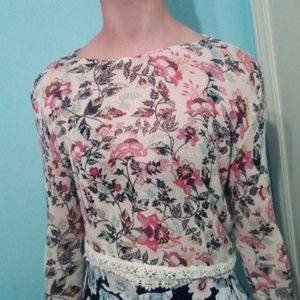 Woman's knit floral croo top